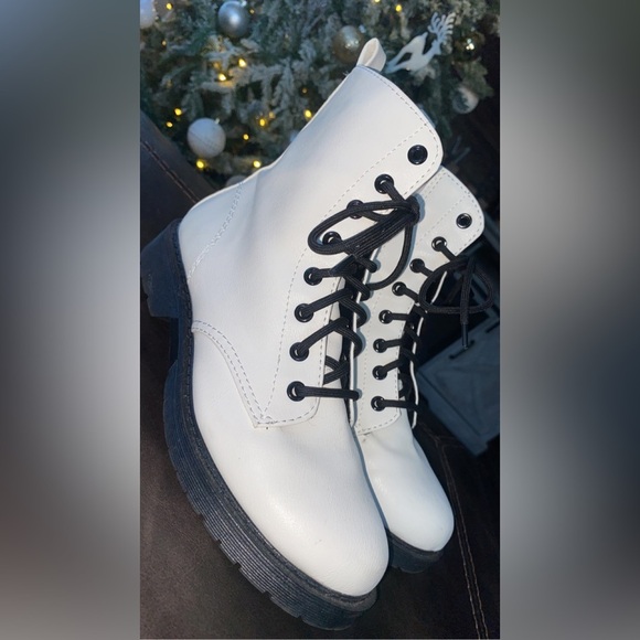 Time & Tru Women’s White & Black Combat Boots Size 8 - Picture 2 of 7